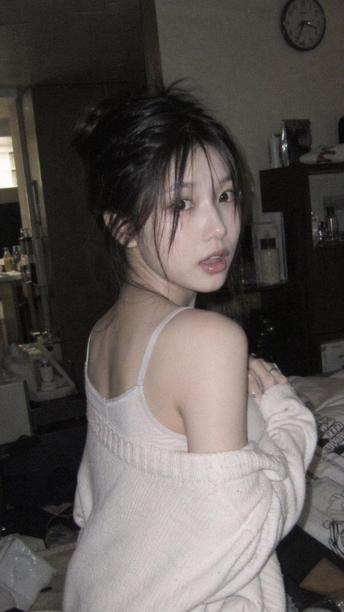 昏暗室內純真少女的意外回眸