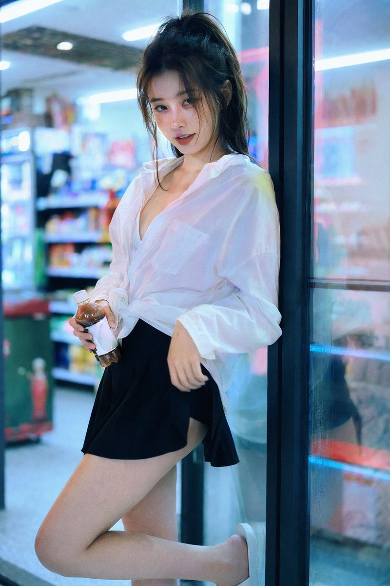 深夜便利店裡的性感霓虹少女